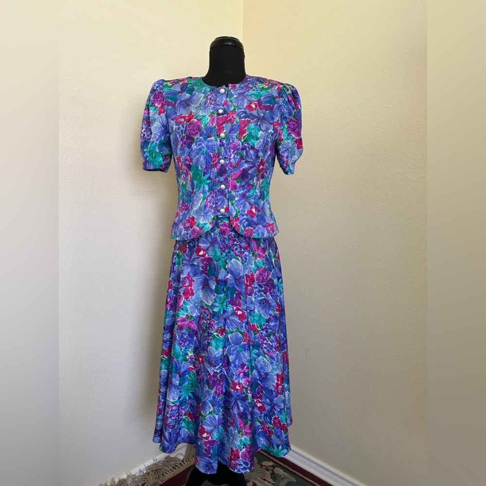 Preowned Petite Sophisticate size 8 2 PCs blouse skirt